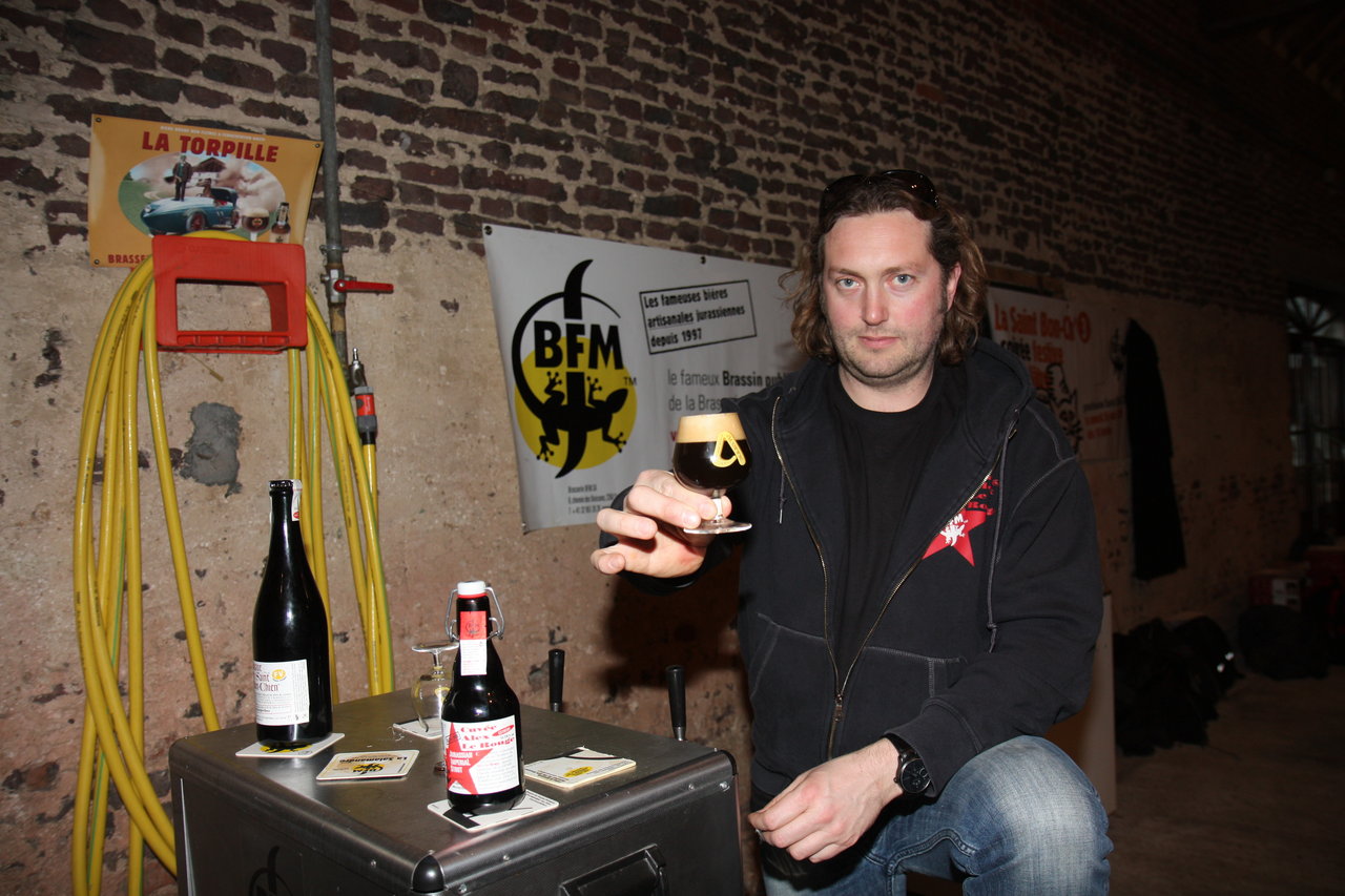 Jérôme Rebetez of BFM holding a beer glass at Belgian Beer Weekend event, 2012